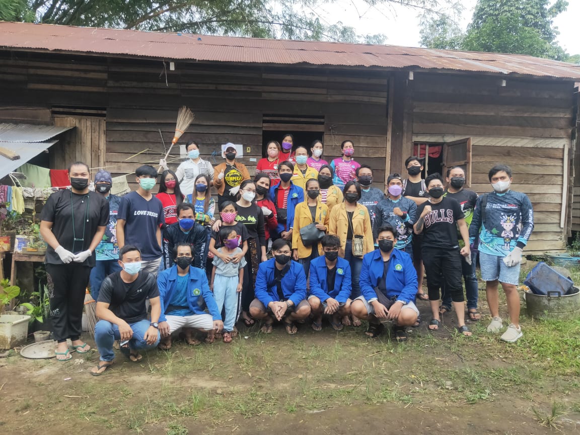 Peduli Kebersihan Keluarga Ambo Dae, Tim Penggerak PKK dan Komunitas adakan Bakti sosial